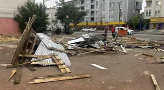 Sivas'ta Fırtına, Bina Çatısını Uçurdu ve Araçlara Zarar Verdi