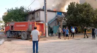 Adıyaman'da İki Katlı Evde Yangın Çıktı