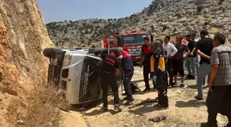 Adıyaman'da Kamyonet Şarampole Devrildi: Sürücü Ağır Yaralı