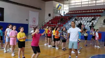 Bilecik'te Yaz Spor Okulları Voleybol Antrenmanları Devam Ediyor