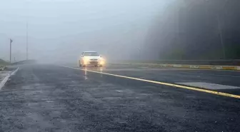 Bolu Dağı'nda Sis ve Yağmur Görüş Mesafesini 25 Metreye Düşürdü