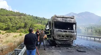 Burdur'da Alev Alan Tır Kulanılamaz Hale Geldi