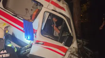 Ambulans ile Kamyonet Çarpıştı: 5 Yaralı