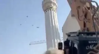 Hatay'da Depremde Hasar Gören Minare, İş Makinesiyle Yıkıldı
