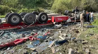İran Plakalı TIR Şenkaya'da Devrildi, Şoför Hayatını Kaybetti