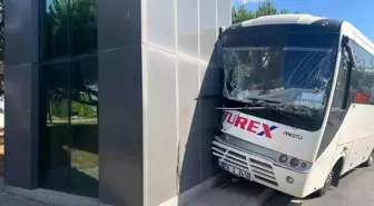 Tekirdağ'da İşçi Servisi Beton Direğe Çarptı: 16 Yaralı