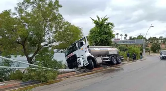 Adana'da İtfaiye Tankeri Kaza Yaptı