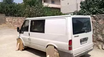 Sıcak Hava Dalgasında İlginç Çözüm: Minibüs Tekerlekleri Kartonla Kapatıldı