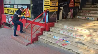 Kar maskeli çocukların tütüncü dükkanından hırsızlık yapması güvenlik kameralarına yansıdı