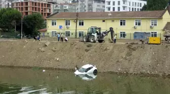 Samsun'da SUV Araç Mert Irmağı'na Düştü