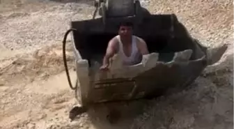 Elazığ'da İnşaat İşçileri, Serinlemek İçin Kepçeyi Havuz Yaptı