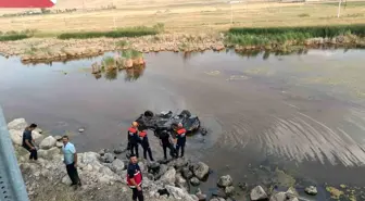 Van-Özalp Karayolunda Otomobil Sulak Alana Uçtu, 3 Yaralı