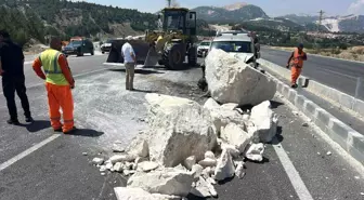 Isparta'da Tırdan Düşen Mermer Bloğuna Çarpan Otomobilde Sürücü Yaralandı