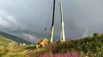 Ardahan'da Tır Dorsesi Dereye Uçtu, Trafik Kapatıldı