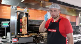 Antalya'da Döner Ustaları Sıcakla Mücadele Ediyor