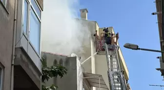 Çanakkale'de 4 Katlı Binanın Çatısında Yangın Çıktı