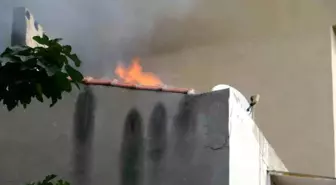 Çanakkale'de Çatı Katında Yangın, Kedi Kurtarıldı