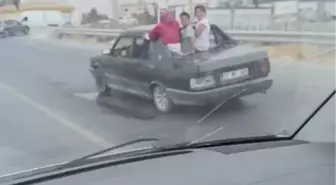 Hatay'da Tehlikeli Yolculuk: TOFAŞ'tan Dışarı Sarkan Çocuklar Trafiği Tehdit Etti