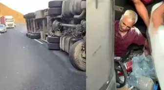 Erzincan'da Devrilen Tırda Sıkışan Sürücü Vatandaşlar Tarafından Kurtarıldı