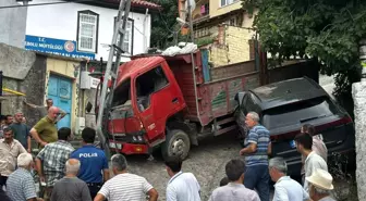 İnebolu'da Kontrolden Çıkan Kamyon Park Halindeki Araca Çarptı