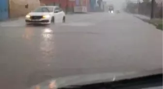 Hatay'da Sağanak Yağışlar Yolları Gölle Dönüştürdü