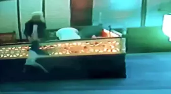İmam, Namazını Bozup Düşen Çocuğu Kurtardı