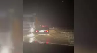 Polatlı'da Sağanak Sonrası Sel: Yol Kapandı, Araçlar Mahsur Kaldı