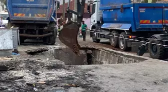 Hafriyat Kamyonu Yol Çökmesi Nedeniyle Çukura Düştü