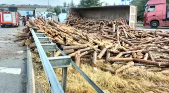 Merzifon'da Tomruk Yüklü Tır Devrildi, Sürücü Yaralandı