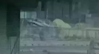 Bağcılar'da Pikap Kaldıkları Konteynere Çarptı: 1 Yaralı