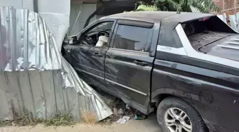 İstanbul'da Pikap, İnşaat İşçilerinin Kaldığı Konteynere Çarptı: 1 Yaralı