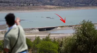 Barajda su seviyesi düştü, eski İzmir-Çeşme kara yolu ortaya çıktı