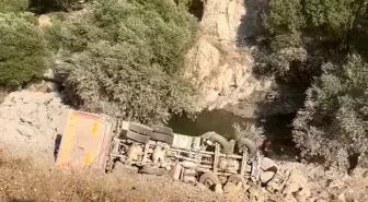 Yüksekova'da Kamyon Uçuruma Yuvarlandı: 1 Ölü
