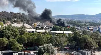 İzmir Buca'da Katı Atık Toplama Merkezinde Yangın