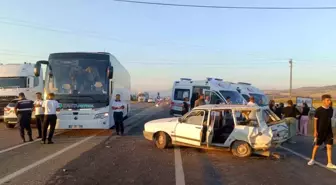 Adıyaman'da Otobüs ve Otomobil Çarpıştı: 5 Yaralı