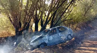 Elmadağ'da Ağaca Çarpan Otomobil Alev Aldı, Sürücü Sağ Kurtuldu
