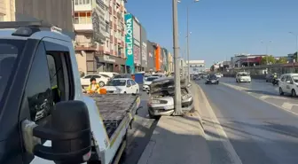 İstanbul Avcılar'da Trafik Kazası: Sürücü Elektrik Direğine Çarptı