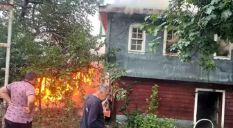 Bozkurt'ta Yangın: Ahşap Ev ve Samanlık Kül Oldu
