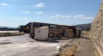 Amasya'da Mermer Yüklü Tır Devrildi, Sürücü Hastaneye Kaldırıldı