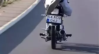 Seyir Halindeki Motosiklet Sürücüsü Hayatı Tehlikeye Atarak Yatarak Gitti