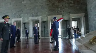 Cumhurbaşkanı Erdoğan, YAŞ üyeleriyle Anıtkabir'i ziyaret etti