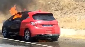 Diyarbakır'da Seyir Halindeki Otomobil Yandı