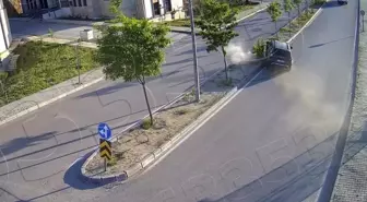 Elazığ'da Kaldırıma Çarpan Otomobil Refüje Çıktı