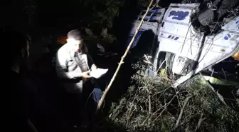 Hakkari'de Kontrolden Çıkan Kamyonet Şarampole Yuvarlandı: 2 Yaralı