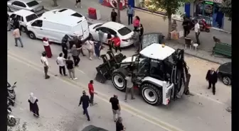 Eskişehir'de İş Makinesi Park Halindeki Araçlara Çarptı: İki Yaralı