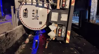 Bolu'da Tanker Gişelere Çarparak Devrildi, Sürücü Yaralandı