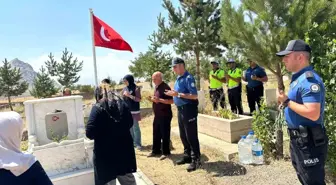 Şehit polis memuru kabri başında yad edildi