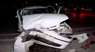 Aksaray'da Tıra Arkadan Çarpan Otomobil Hurdaya Döndü, 2 Yaralı