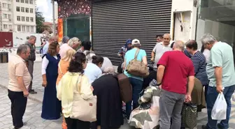 Eskişehir'de Seyyar Tişört Satıcısına Yoğun İlgi