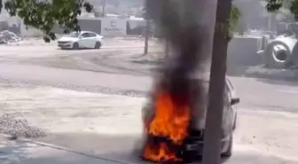 Hatay'da Park Halindeki Otomobil Alevlere Teslim Oldu